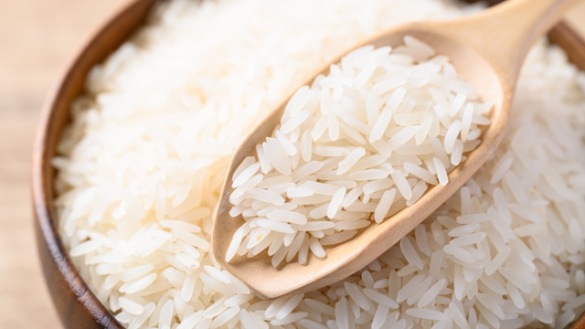 Os movimentos abrasivos do arroz conseguem limpar áreas que a esponja não alcança. (créditos: Shutterstock)
 