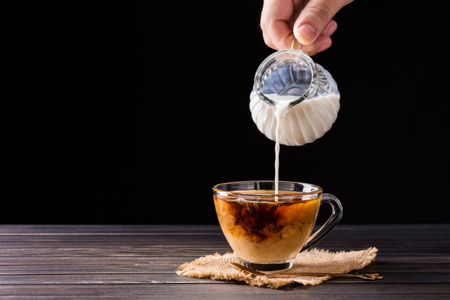 Pare agora de colocar leite no café: essa combinação anula os benefícios