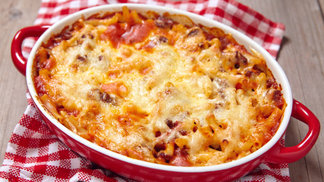 Macarrão gratinado de preguiçoso: só misturar, cobrir com queijo e levar ao forno