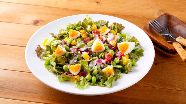 Essa salada vai deixar qualquer um querendo mais. (Créditos: Canva)