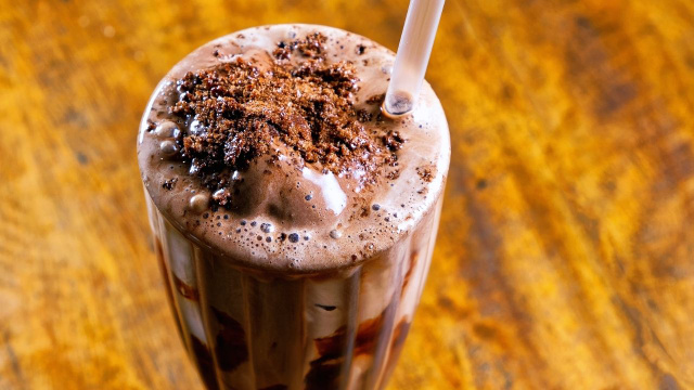 Milkshake de Ovomaltine em copo com calda de chocolate e finalizado com Ovomaltine (Créditos: Shutterstock)