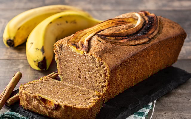 Saudável e rico em fibras, esse bolo fit de banana com aveia e uva-passa foi recomendado pela minha nutricionista