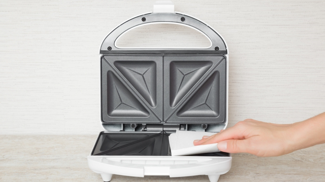Nunca mais passei sufoco para limpar a sanduicheira depois que descobri essas 3 dicas fáceis