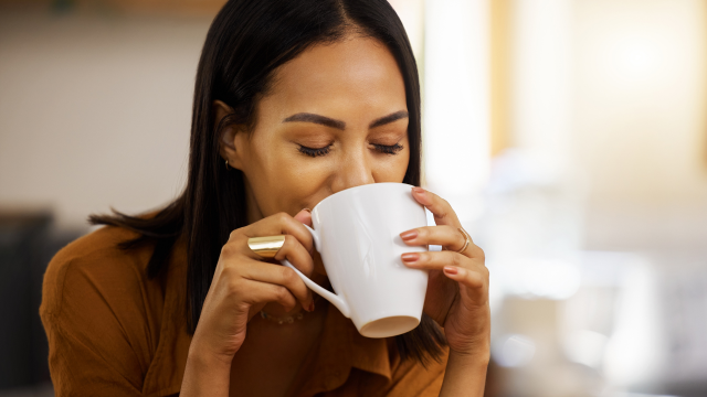 Nem 1, nem 2: esse é o número de xícaras de café e chá que você deve tomar por dia para proteger seu coração