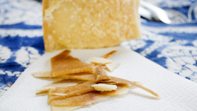 5 maneiras de aproveitar a casquinha dura do queijo parmesão (é uma mais deliciosa que a outra!)