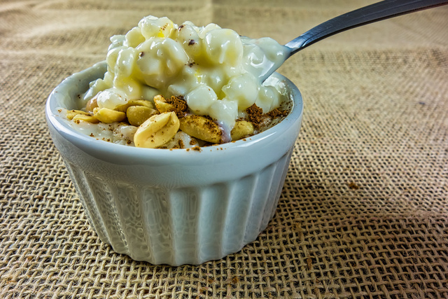 Quem prova, aprova: canjica cremosa com leite em pó é a melhor companhia para espantar o frio com muito sabor