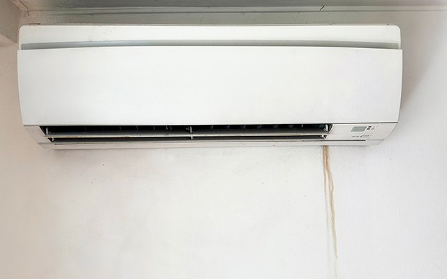 Ar-condicionado pingando dentro do quarto: testei soluções para resolver sem técnico