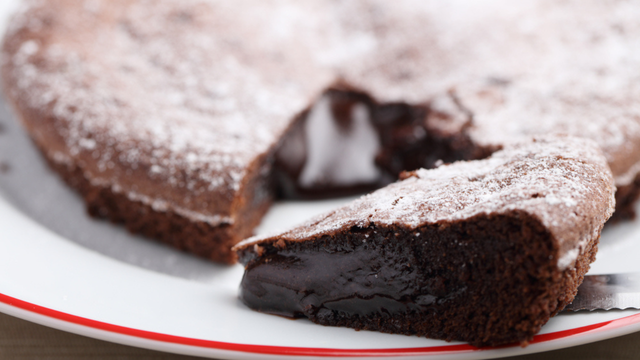 Dayse Paparoto, chef e primeira campeã do Masterchef: "Hoje é dia de bolo de chocolate cremoso e sem glúten, superfácil. Já printa a receita!"