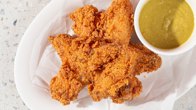 É muito fácil fazer um frango empanado supercrocante sem ovo se você misturar a farinha de trigo por esse outro ingrediente