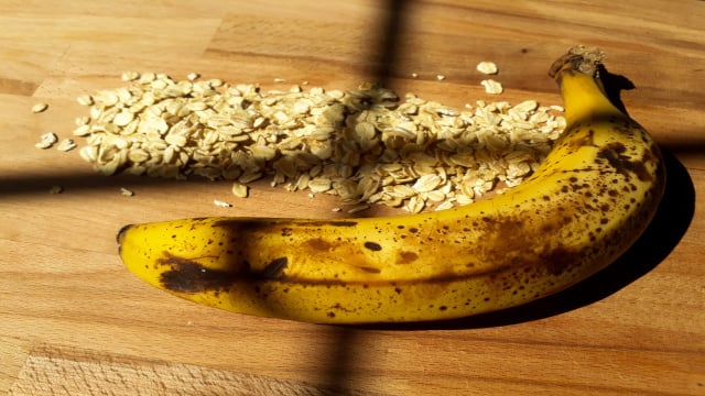 A banana madura adoça a massa naturalmente e dispensa o açúcar refinado. (Foto: Shutterstock)
