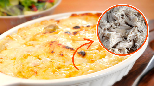 Essa é a melhor receita para fazer com peito de frango desfiado para o final de semana: rápida, fácil e muuuuito queijuda!