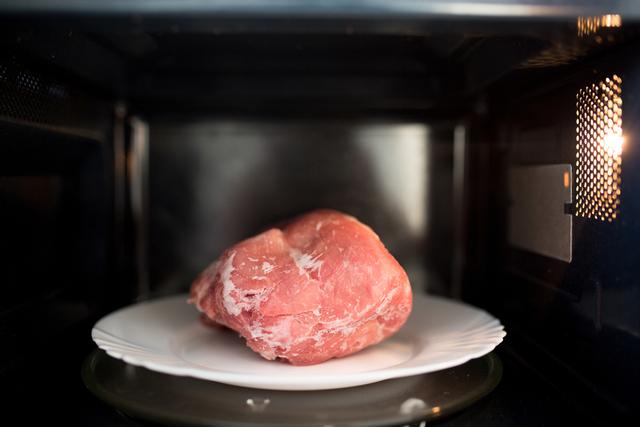 Como descongelar corretamente os alimentos no micro-ondas: o truque do copo d’água pode te ajudar