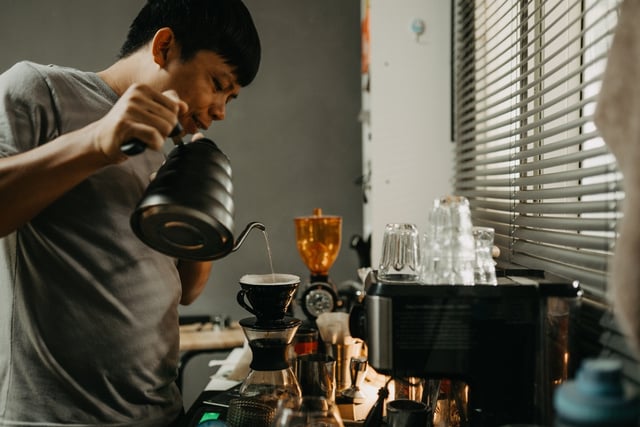 Nunca coe o café desse jeito, você perde todo o sabor do grão: barista revela as dicas para um café igual de cafeteria!