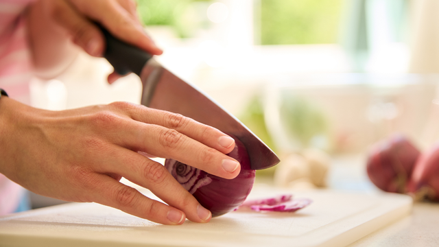 Com quantos anos você descobriu que não precisa de água pra cortar a cebola sem chorar? Tem um jeito muito mais fácil e rápido!