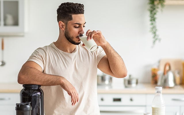 Julio Cesar, neurocientista: "O leite é ou não é inflamatório? Esse estudo avalia outros 52 estudos e o resultado foi que para a grande maioria das pessoas que não tem  nenhum tipo de problema alérgico, o leite não é inflamatório"