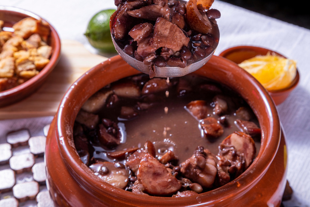 Dia de São Jorge: terça é dia de fazer feijoada e com as dicas do TudoGostoso vai ficar melhor que a do restaurante