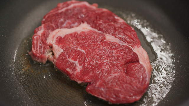 Os chefs concordam: "Para fazer um bife grelhado perfeito, não unte a frigideira, em vez disso, pincele a carne com óleo."