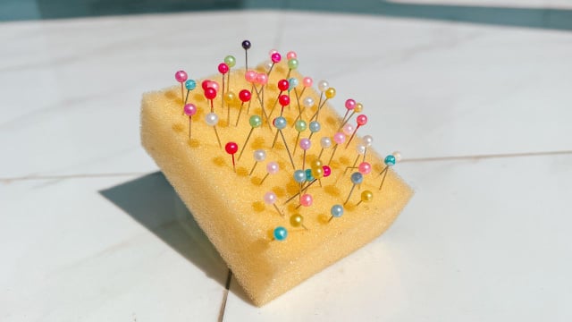 Quem tem o hábito de costurar pode usar as esponjas como apoio para guardar e conservar as agulhas (Créditos: Shutterstock)