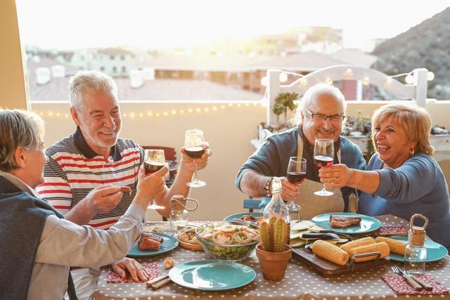 Vinho realmente ajuda a viver mais? Entenda a relação da bebida com a longevidade e a quantidade segura para consumo
