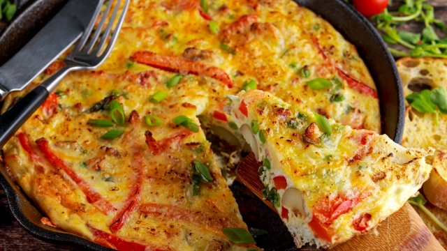 Como fazer frittata de batata e legumes: uma receita simples e leve para um jantar nutritivo