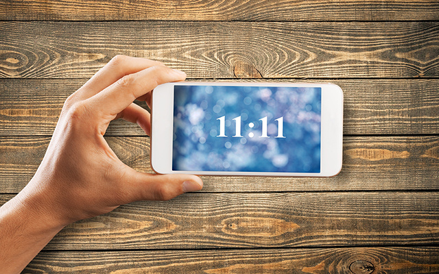 Você está na cozinhando, olha o celular e lá está o horário 11:11: saiba por que você deve fazer um pedido