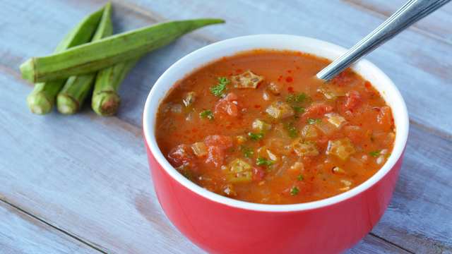 Odeio jiló, mas amei essa receita de sopa de legumes com esse ingrediente deixou tudo ainda melhor: o gosto forte dele deu um toque especial!