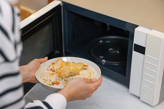 Seu prato fica mais quente que a comida no micro-ondas? É isso que você precisa fazer para esquentar os alimentos do jeito certo