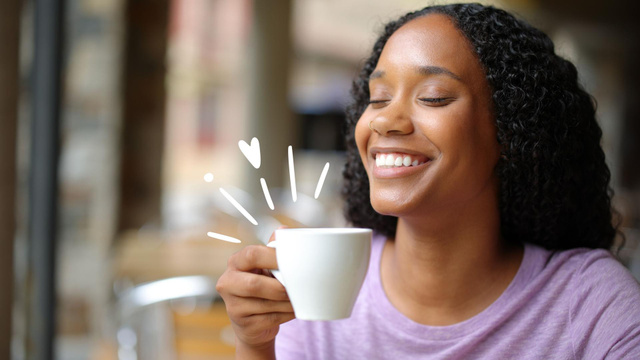 Não é impressão sua: beber café ao acordar realmente melhora o seu humor, mas é preciso cuidado!