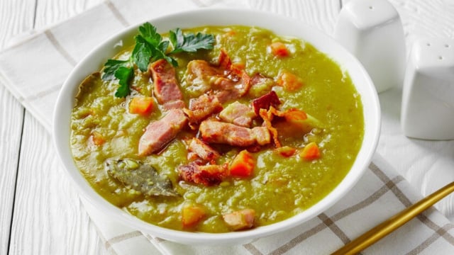 Não há nada melhor do que apreciar um caldo de ervilha seca! (Créditos: TudoGostoso)