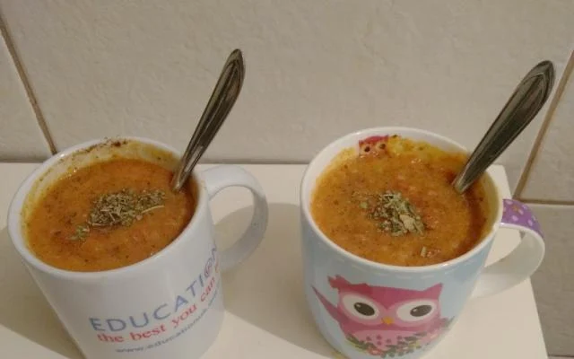 Perfeita para os dias quentes, a sopa de tomate de caneca é uma opção muito prática e econômica (Créditos: Alamda Balqhin/TudoGostoso)