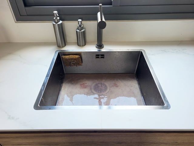 Com quantos anos você descobriu que nunca deve jogar água quente na pia da cozinha?