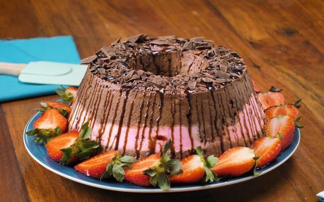 Essa torta é feita com dois tipos de sorvete para lembrar o bombom clássico (Créditos: TudoGostoso)