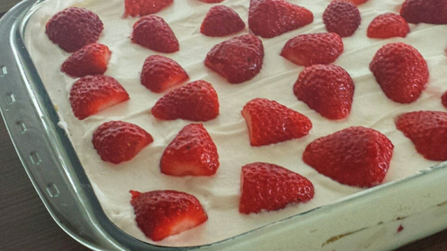 Pavê de leite ninho com morango como você nunca viu: sobremesa elegante é prática e perfeita para o fim de semana