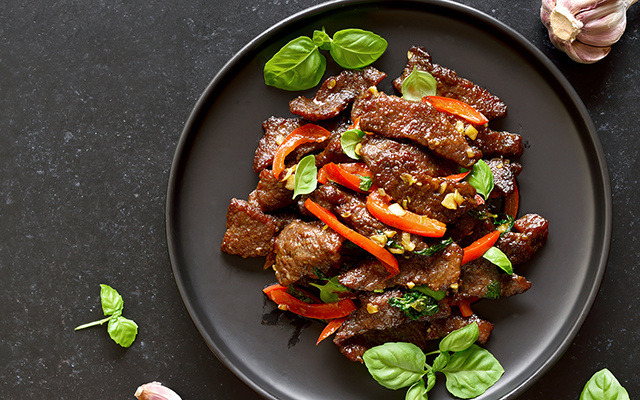 O segredo chinês para deixar a carne extremamente macia é um ingrediente que você já tem em casa (e a carne ainda doura mais fácil!)