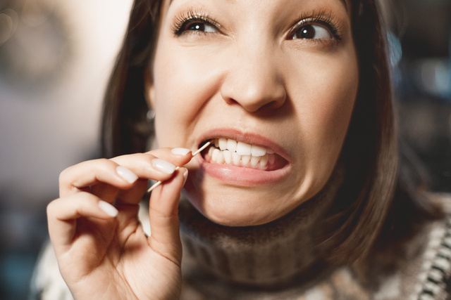 Afinal, palitar os dentes no restaurante ou na casa de alguém é grosseria?