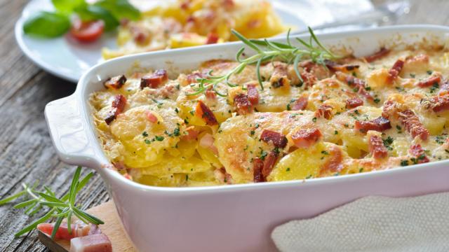 Fico com água na boca toda vez que penso nessa batata gratinada com bacon