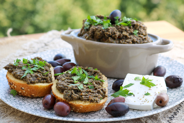 Tapenade de azeitona: como fazer a receita fresca, picante e versátil que funciona como molho dos pratos ou comer com pão de petisco