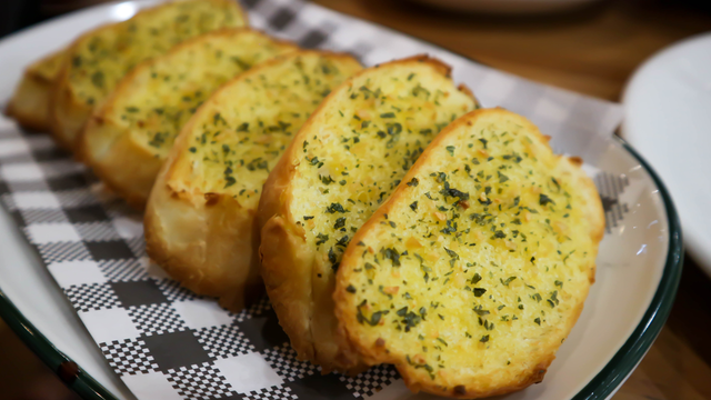 A melhor receita de pão de alho para arrasar no churrasco de domingo em família