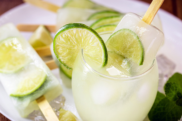Adeus caipirinha convencional: agora eu só faço desse jeito nos dias de verão, é muito mais refrescante!