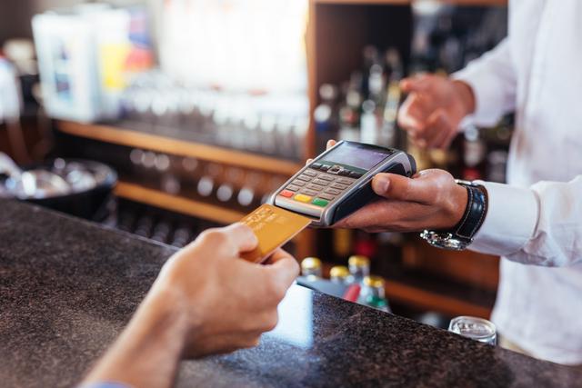 Comer menos e pagar mais caro? Restaurantes cobram taxa extra por motivo absurdo! Vem entender a polêmica!