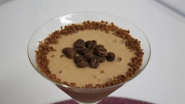A mousse ganha um toque especial com café e chocolate. (créditos: TudoGostoso)