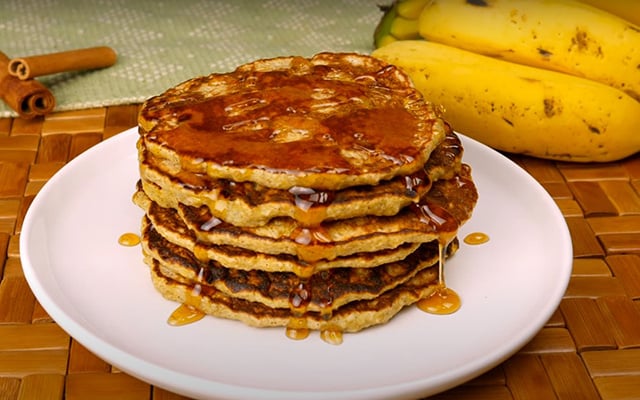 Panqueca de aveia e banana fofinha e saudável: receita rápida sem açúcar que fica pronta em 10 minutos