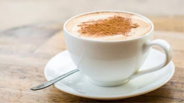 Cappuccino cremoso servido em xícara com canela em pó (Créditos: TudoGostoso)