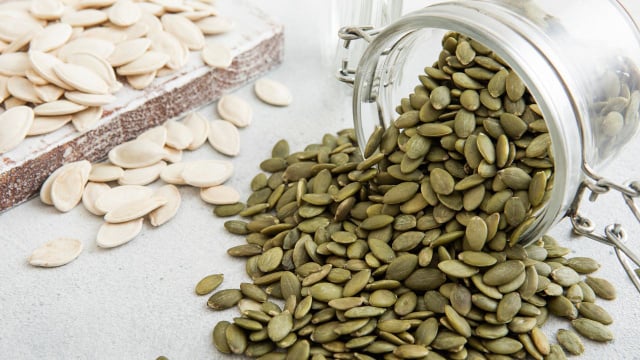 As sementes de abóbora são ótimas fontes de proteína vegetal e magnésio, favorecendo a saúde muscular e óssea (Créditos: Shutterstock)