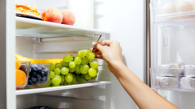 O horário importa? Especialista esclarece o que acontece com o corpo de quem come frutas à noite