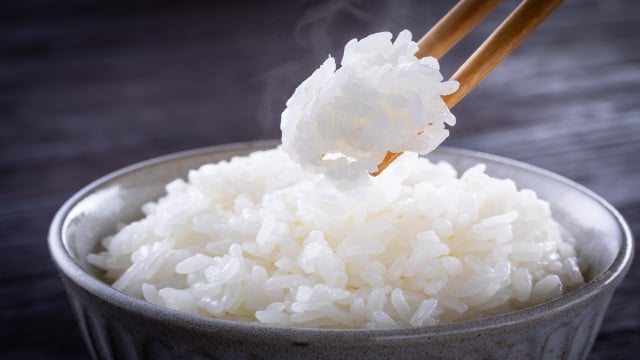 O ingrediente que os japoneses usam para deixar o arroz mais soltinho: quase todo mundo tem em casa