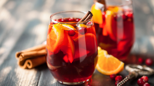 Quentão com vinho ou com cachaça? Não importa, eu te ensino como fazer as duas versões em casa!