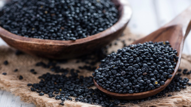 Por lembrar muito o formato do caviar, a lentilha preta é conhecida também como lentilha beluga (Créditos: Shutterstock)