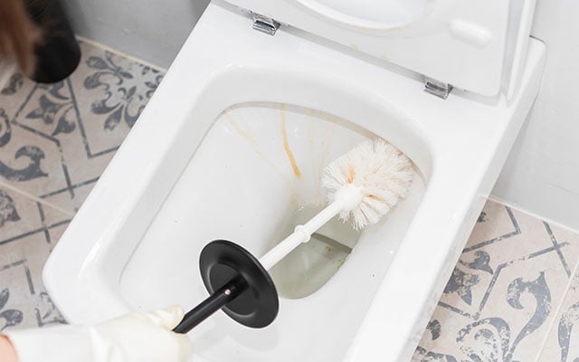Nem vinagre nem bicarbonato de sódio: a maneira ideal de remover o calcário de torneiras e vasos sanitários