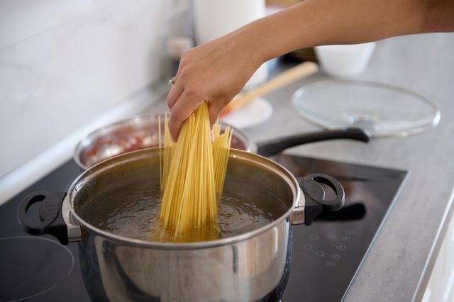 É um hábito que todo mundo tem, mas chefs profissionais são totalmente contra: por que você nunca deve colocar óleo na água do macarrão?